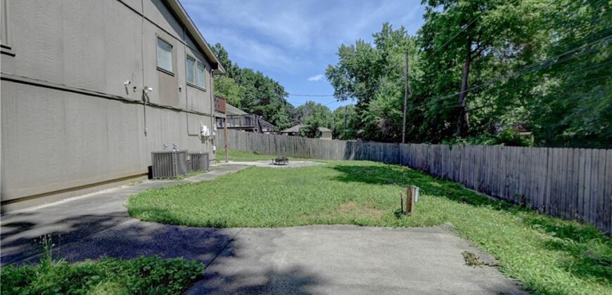 7917 N Troost Avenue, Kansas City, MO 64118