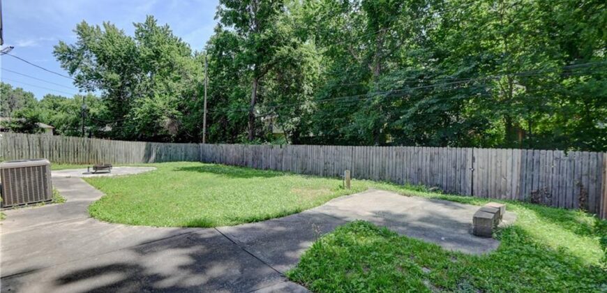 7917 N Troost Avenue, Kansas City, MO 64118