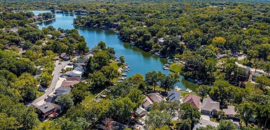621 NW North Shore Drive, Lake Waukomis, MO 64151