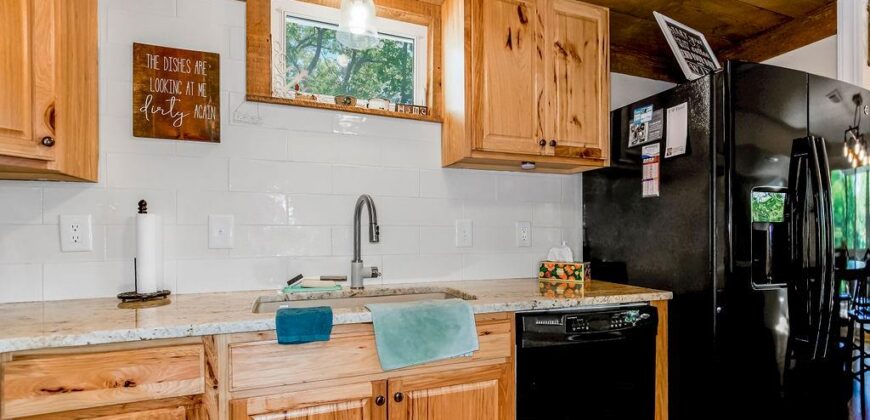 621 NW North Shore Drive, Lake Waukomis, MO 64151
