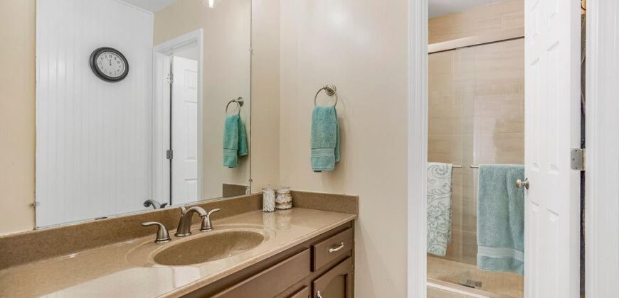 621 NW North Shore Drive, Lake Waukomis, MO 64151