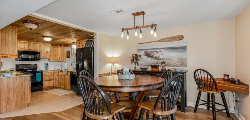 621 NW North Shore Drive, Lake Waukomis, MO 64151