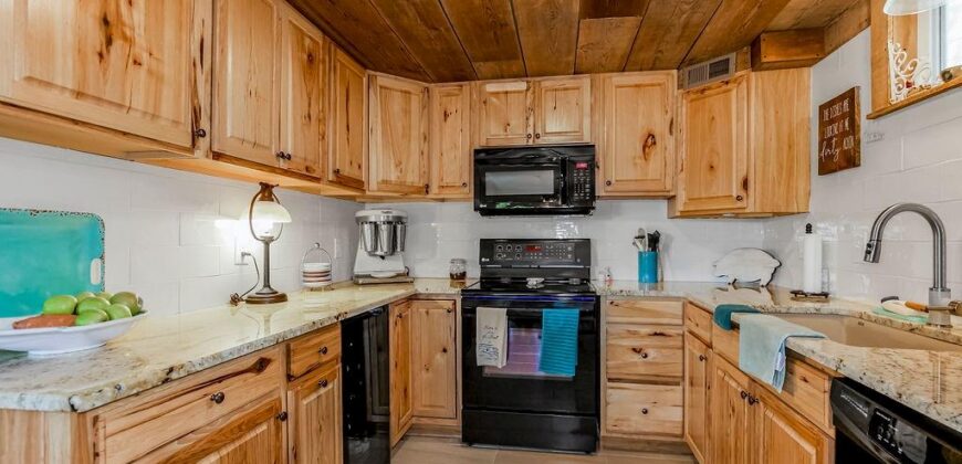 621 NW North Shore Drive, Lake Waukomis, MO 64151