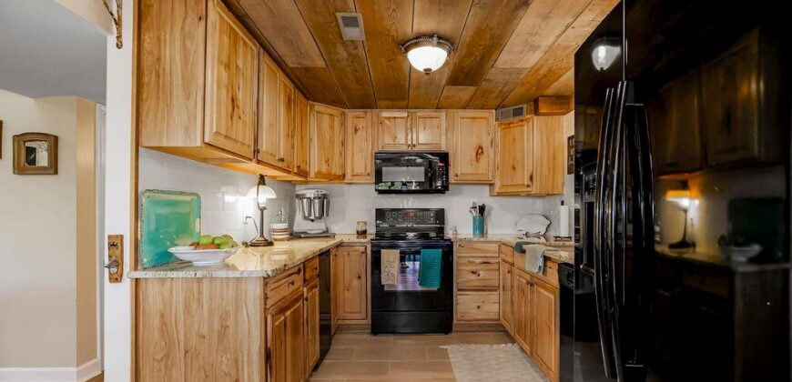 621 NW North Shore Drive, Lake Waukomis, MO 64151