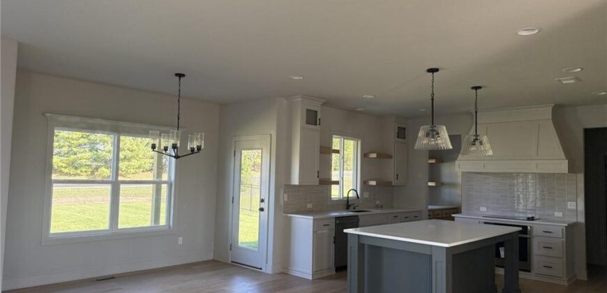 9001 N Poplar Avenue, Kansas City, MO 64156