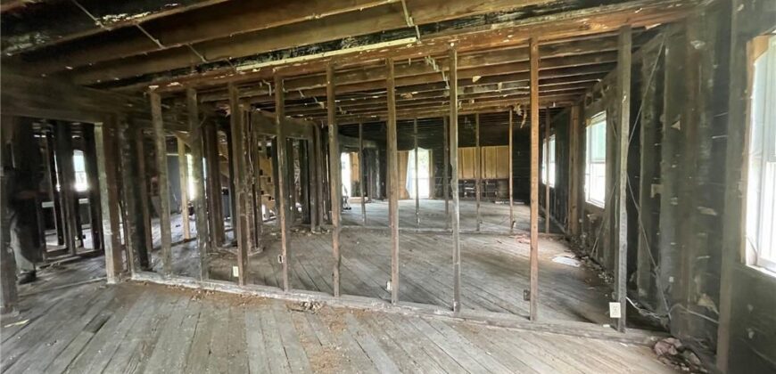 7050 NW Railroad Avenue, Waldron, MO 64092