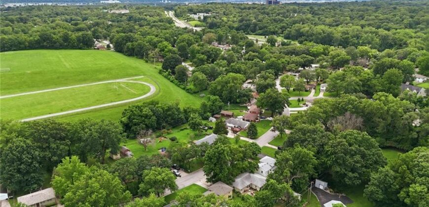 4400 NE Sunnybrook Lane, Kansas City, MO 64117