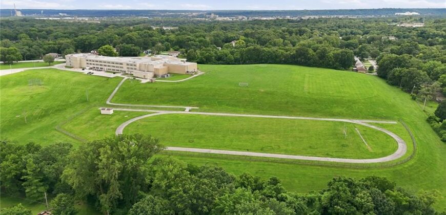 4400 NE Sunnybrook Lane, Kansas City, MO 64117