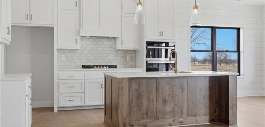 9619 Stockdale Road, Liberty, MO 64068