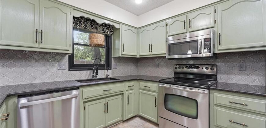 7130 N Woodland Avenue, Gladstone, MO 64118