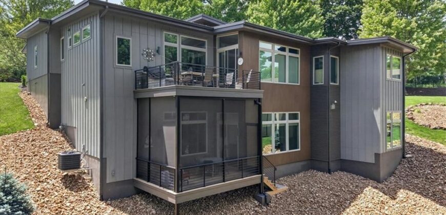 10600 Chateau Lane, Parkville, MO 64152