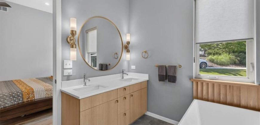 10600 Chateau Lane, Parkville, MO 64152