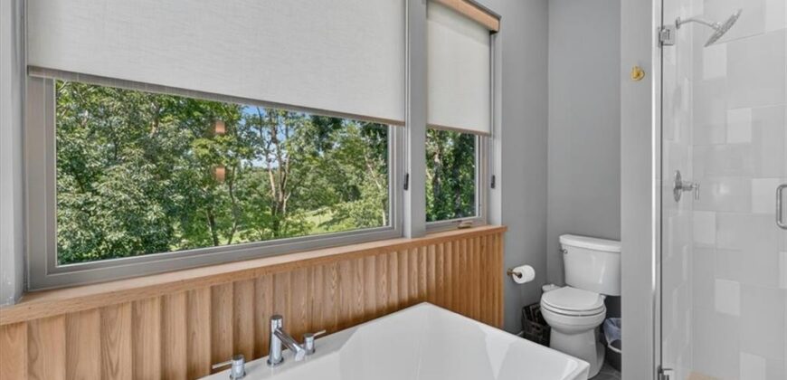 10600 Chateau Lane, Parkville, MO 64152