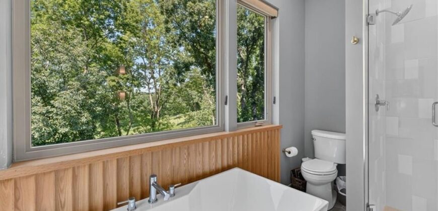 10600 Chateau Lane, Parkville, MO 64152