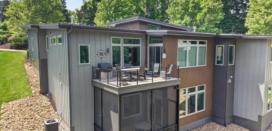 10600 Chateau Lane, Parkville, MO 64152