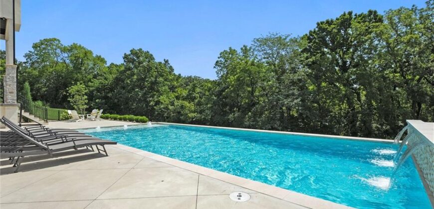 7390 N National Drive, Parkville, MO 64152