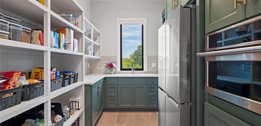 7390 N National Drive, Parkville, MO 64152