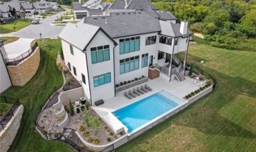7390 N National Drive, Parkville, MO 64152