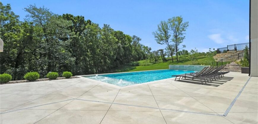 7390 N National Drive, Parkville, MO 64152