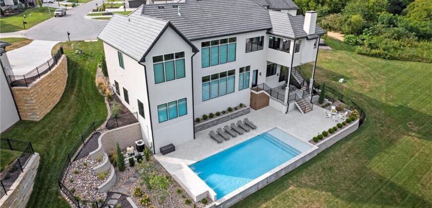 7390 N National Drive, Parkville, MO 64152