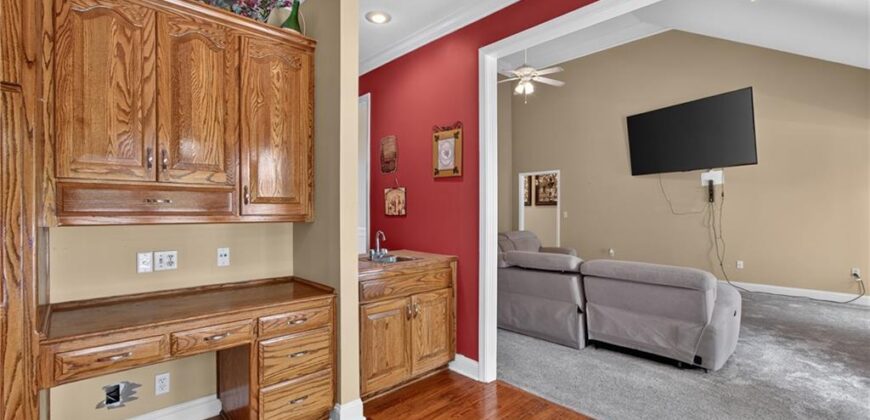 10402 NW River Hills Drive, Parkville, MO 64152