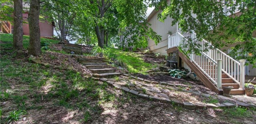 10402 NW River Hills Drive, Parkville, MO 64152