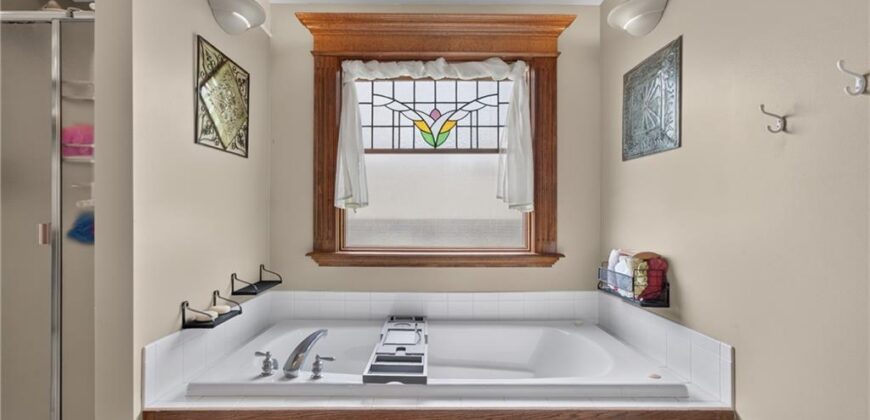 10402 NW River Hills Drive, Parkville, MO 64152