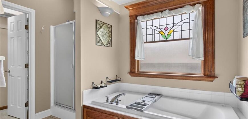 10402 NW River Hills Drive, Parkville, MO 64152