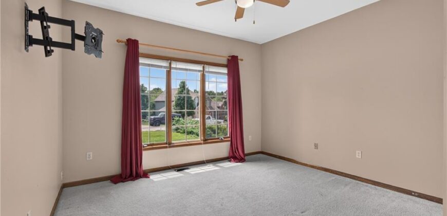10402 NW River Hills Drive, Parkville, MO 64152