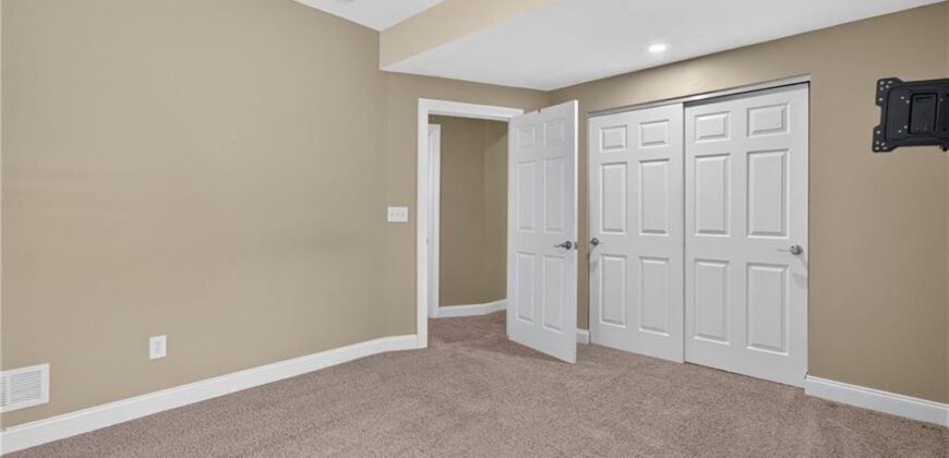 10402 NW River Hills Drive, Parkville, MO 64152