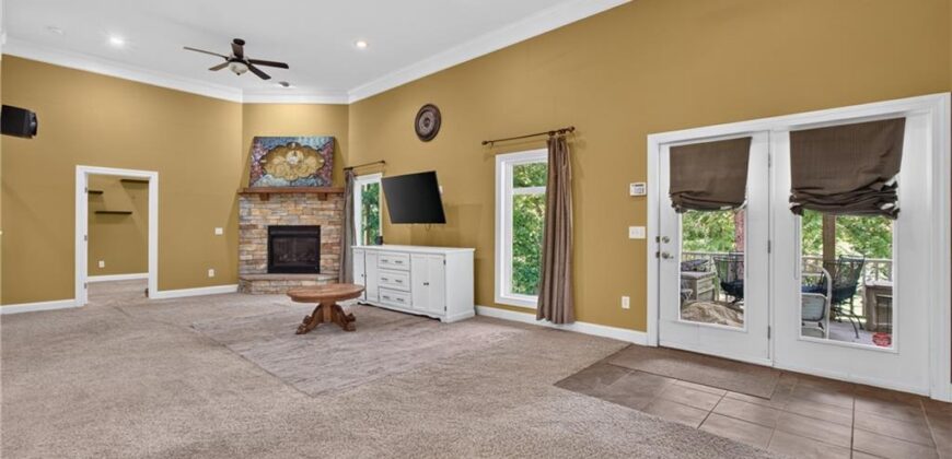 10402 NW River Hills Drive, Parkville, MO 64152