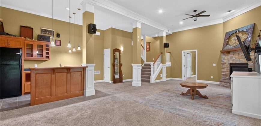 10402 NW River Hills Drive, Parkville, MO 64152