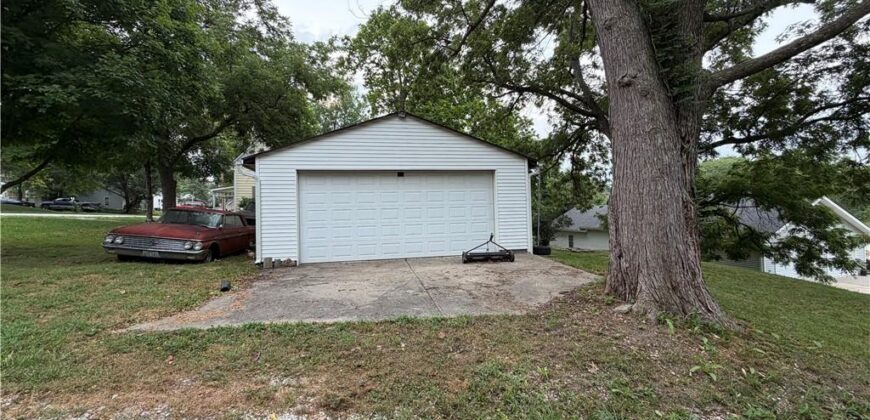 411 E 2nd Street, Dearborn, MO 64439