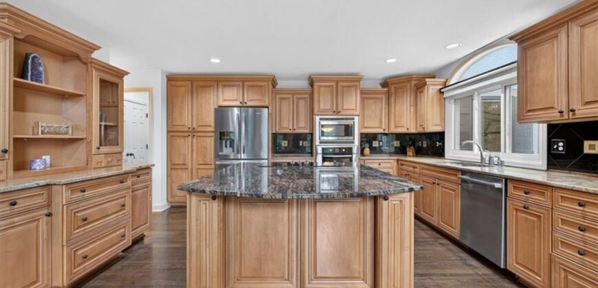 5502 Spinnaker Pointe N/A, Parkville, MO 64152
