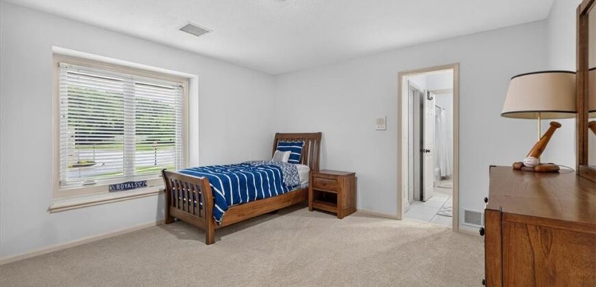 5502 Spinnaker Pointe N/A, Parkville, MO 64152