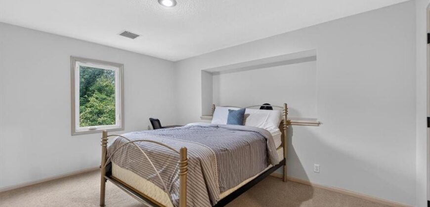 5502 Spinnaker Pointe N/A, Parkville, MO 64152