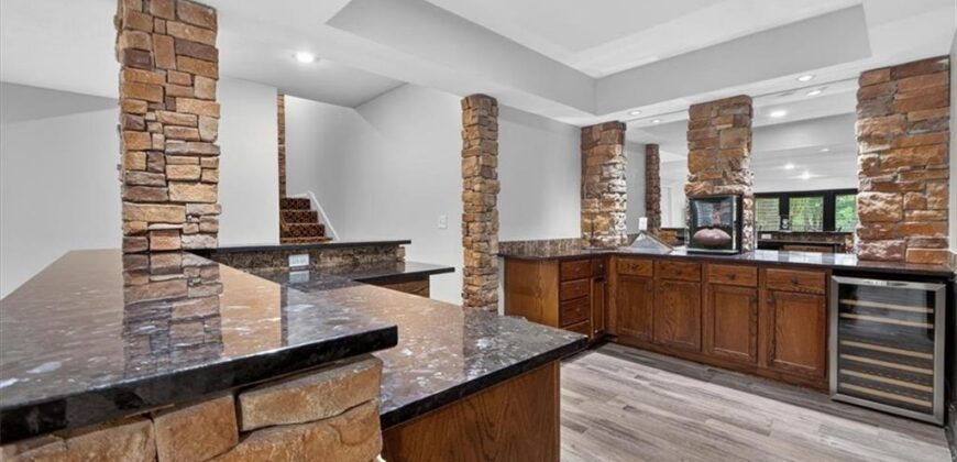 5502 Spinnaker Pointe N/A, Parkville, MO 64152