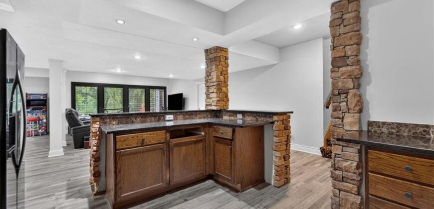 5502 Spinnaker Pointe N/A, Parkville, MO 64152