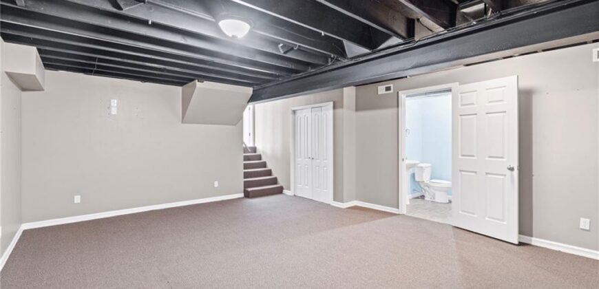 8505 N ARCOLA Avenue, Kansas City, MO 64153