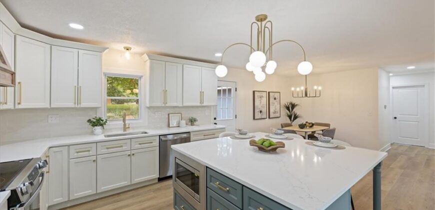 1062 NW South Shore Drive, Lake Waukomis, MO 64152