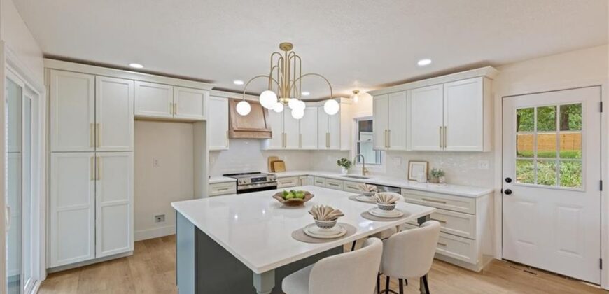1062 NW South Shore Drive, Lake Waukomis, MO 64152