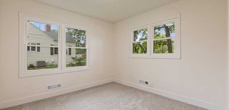 1062 NW South Shore Drive, Lake Waukomis, MO 64152
