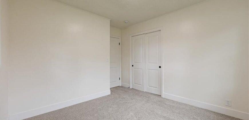 1062 NW South Shore Drive, Lake Waukomis, MO 64152