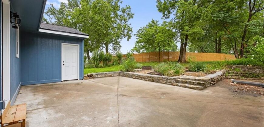 1062 NW South Shore Drive, Lake Waukomis, MO 64152