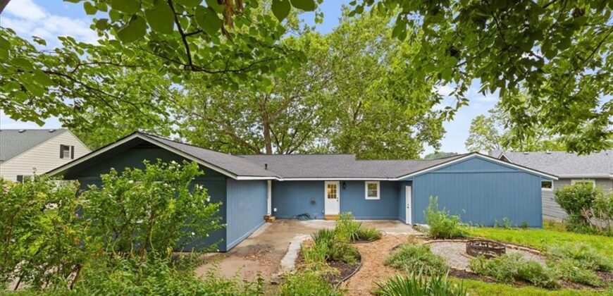 1062 NW South Shore Drive, Lake Waukomis, MO 64152
