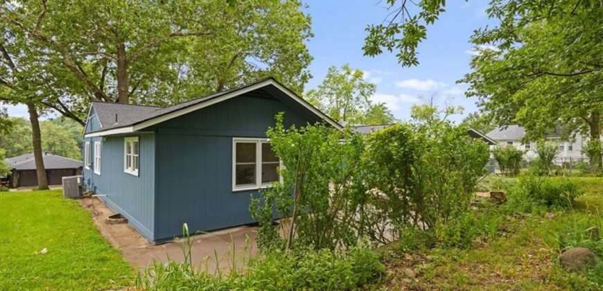 1062 NW South Shore Drive, Lake Waukomis, MO 64152