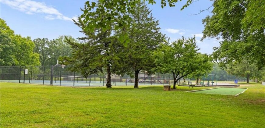 1062 NW South Shore Drive, Lake Waukomis, MO 64152