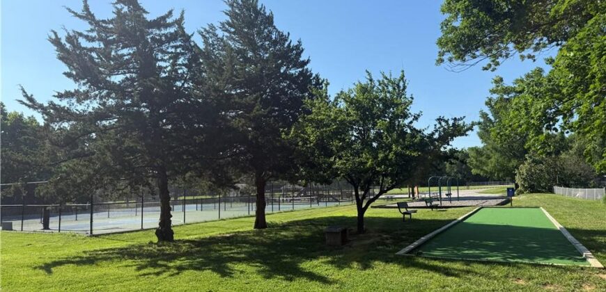 1062 NW South Shore Drive, Lake Waukomis, MO 64152