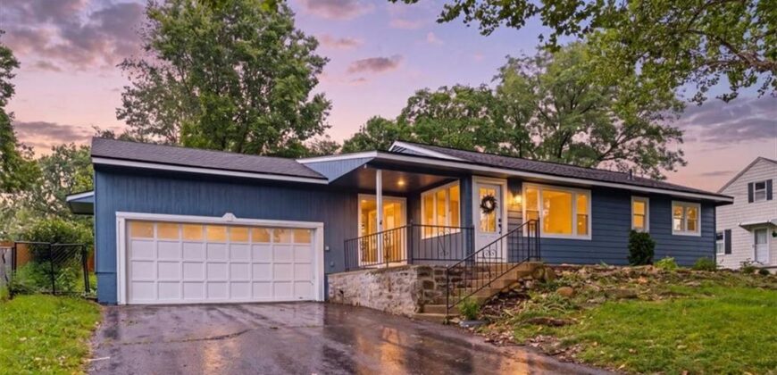 1062 NW South Shore Drive, Lake Waukomis, MO 64152