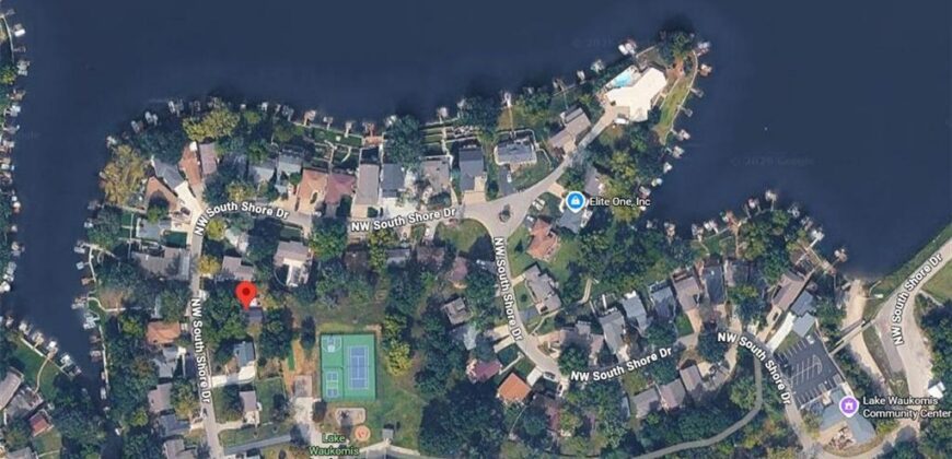 1062 NW South Shore Drive, Lake Waukomis, MO 64152